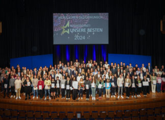Ausgezeichnet für herausragende Leistungen: 170 Absolventinnen und Absolventen der IHK-Abschluss- und Weiterbildungsprüfungen 2024. Foto: Melanie Zanin/ IHK Düsseldorf