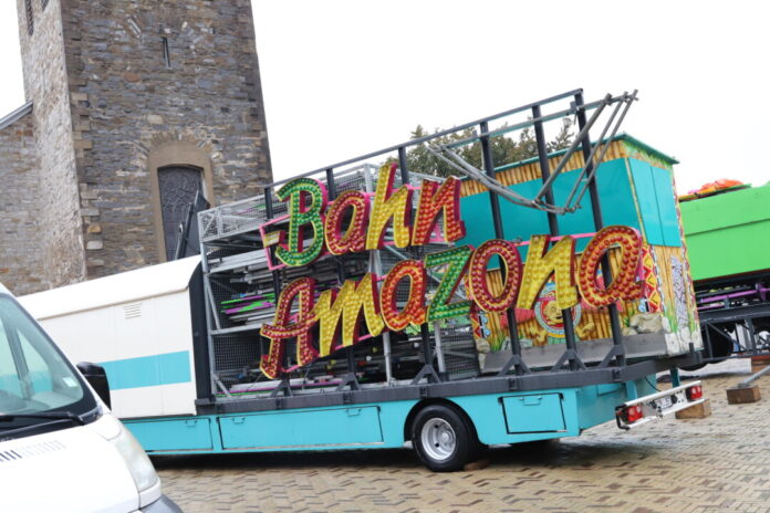 Bis zuletzt waren die Helfer fleißig, um alle Fahrgeschäfte aufzubauen - pünktlich zum Start der Kirmes ist alles fertig. Am Donnerstag geht es los. Foto: Volkmann