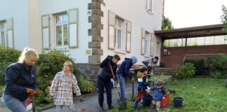 Gemeinsam haben Kinder und Erwachsene den Garten angelegt. Foto: privat