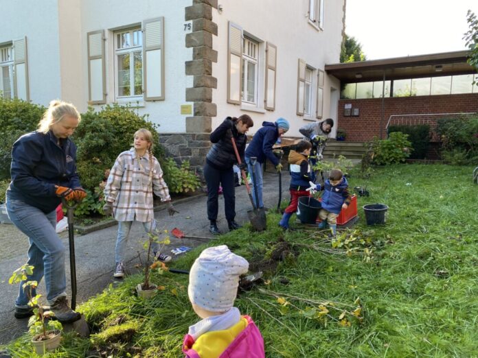 Gemeinsam haben Kinder und Erwachsene den Garten angelegt. Foto: privat