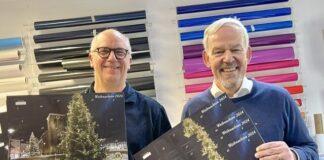 Martin Bürgener und Axel Mauersberger freuen sich über die diesjährige Kalender-Aktion. Foto: privat