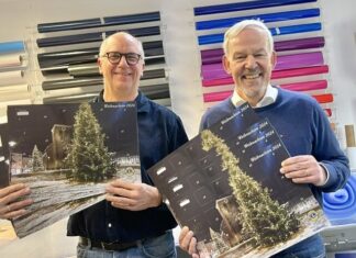 Martin Bürgener und Axel Mauersberger freuen sich über die diesjährige Kalender-Aktion. Foto: privat