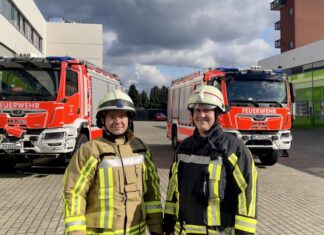 Die alte und neue Schutzkleidung im Vergleich. Foto: FW Langenfeld