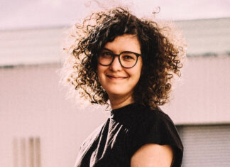 Eva Jahnen liest in Mettmann aus ihrem Buch vor. Foto: Andrea Schombara Fotografie