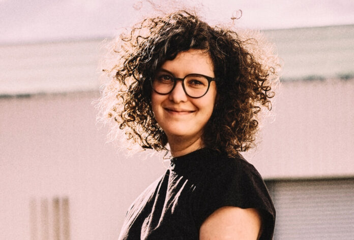 Eva Jahnen liest in Mettmann aus ihrem Buch vor. Foto: Andrea Schombara Fotografie
