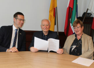 Bürgermeister Christoph Schultz (li.) begrüßte seinen Vorgänger Arno Werner und die stellvertretende Bürgermeisterin Regina Wedding im Rathaus anlässlich ihres 25jährigen Jubiläums zum Dienstantritt. Foto: Stadt Erkrath