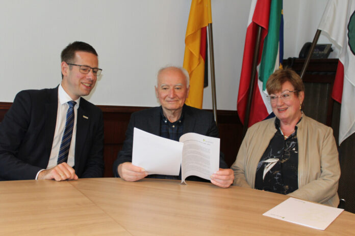 Bürgermeister Christoph Schultz (li.) begrüßte seinen Vorgänger Arno Werner und die stellvertretende Bürgermeisterin Regina Wedding im Rathaus anlässlich ihres 25jährigen Jubiläums zum Dienstantritt. Foto: Stadt Erkrath