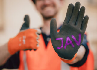 Daumen hoch für die junge Stimme im Job: Azubis im Kreis Mettmann können ab sofort ihren „Junior-Betriebsrat“ wählen. Foto: IG BAU/Tobias Seifert