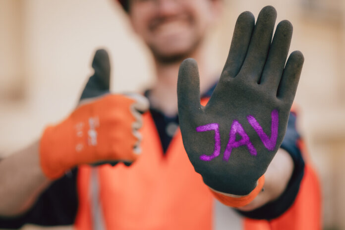 Daumen hoch für die junge Stimme im Job: Azubis im Kreis Mettmann können ab sofort ihren „Junior-Betriebsrat“ wählen. Foto: IG BAU/Tobias Seifert