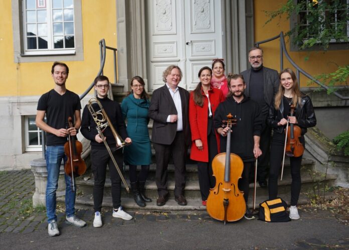 Prof. Dr. Anne Steinbach (Musikpädagogik/Musikdidaktik, Folkwang Universität der Künste), Prof. Dr. Andreas Jacob (Rektor der Folkwang Universität der Künste), Marie Babette Nierenz (Intendantin der Philharmonie Essen), Merja Dworczak (Leiterin Education, Philharmonie Essen), Muchtar Al Ghusain (Geschäftsbereichsvorstand Jugend, Kultur und Bildung der Stadt Essen) sowie Studierende der Folkwang Universität der Künste. Foto: TUP