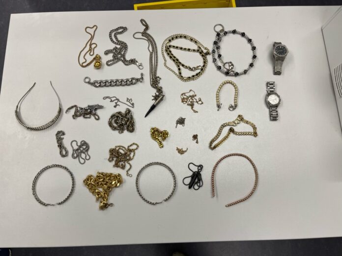 Diverser Modeschmuck wurde gefunden. Foto: Polizei Mettmann