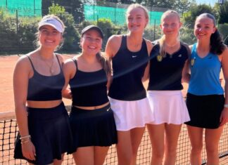 Am letzten Spieltag machten die U18 Mädchen den Bezirksliga-Meistertitel klar. Von links: Amelie Scheffels, Nyla Schultes, Sophia Schumacher, Nelli Groß, Maria Nagel. Zum Erfolg beigetragen haben auch Tabea Hilgert, Jule Tüller, Amelie Schumacher und Frida Leuschner. Foto: NBV