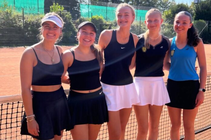 Am letzten Spieltag machten die U18 Mädchen den Bezirksliga-Meistertitel klar. Von links: Amelie Scheffels, Nyla Schultes, Sophia Schumacher, Nelli Groß, Maria Nagel. Zum Erfolg beigetragen haben auch Tabea Hilgert, Jule Tüller, Amelie Schumacher und Frida Leuschner. Foto: NBV