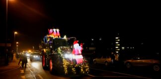 Die Lichterfahrt der Traktoren ist ein echter Publikumsmagnet. Foto: Volkmann