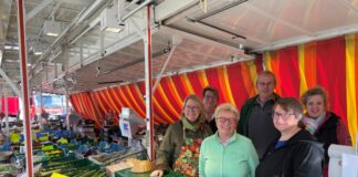 Markus und Bernadette Konen (hinten rechts) mit ihren Mitarbeiterinnen Annette Hansen, Elisabeth Wiesmann und Gabi Schmidt (vorne von links) sowie Janine Zielinski. Foto: Kreisstadt Mettmann