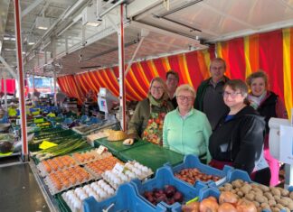 Markus und Bernadette Konen (hinten rechts) mit ihren Mitarbeiterinnen Annette Hansen, Elisabeth Wiesmann und Gabi Schmidt (vorne von links) sowie Janine Zielinski. Foto: Kreisstadt Mettmann