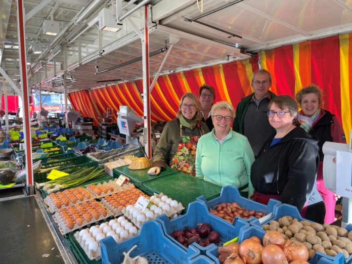 Markus und Bernadette Konen (hinten rechts) mit ihren Mitarbeiterinnen Annette Hansen, Elisabeth Wiesmann und Gabi Schmidt (vorne von links) sowie Janine Zielinski. Foto: Kreisstadt Mettmann