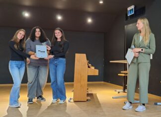Mit einer Urkunde und einem Schild machen die Schüler nun ihre Botschaft für alle sichtbar. Foto: DBG