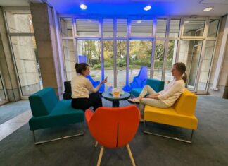 Noch bis zum 16. November steht das Plaudersofa in der Stadtbibliothek. Foto: Stadt Ratingen