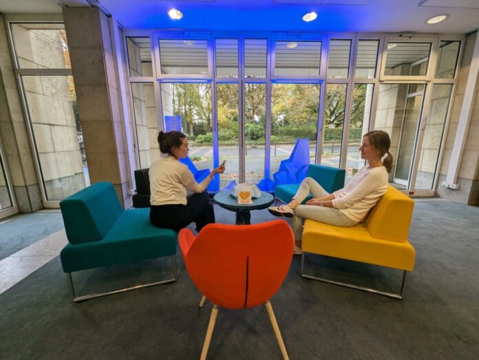 Noch bis zum 16. November steht das Plaudersofa in der Stadtbibliothek. Foto: Stadt Ratingen