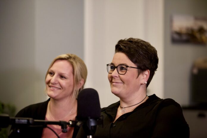Nicole Dittberner und Carina Demelius sprechen im Gesundheitspodcast „Bitte freimachen!“ über Ausbildung und Begleitung der Nachwuchskräfte in der Pflege. Foto: Helios