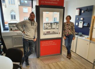 Lars Hannappel und Kristin Schöffl von der Kriminalprävention der Kreispolizeibehörde Mettmann beraten rund um das Thema Einbruchschutz. Foto: Polizei