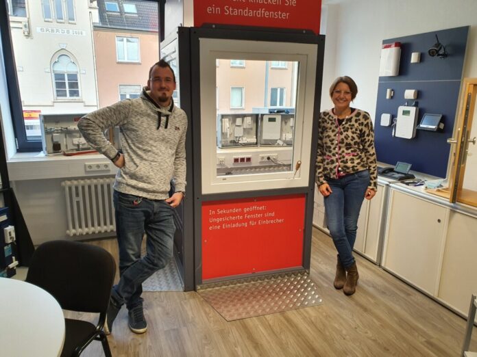 Lars Hannappel und Kristin Schöffl von der Kriminalprävention der Kreispolizeibehörde Mettmann beraten rund um das Thema Einbruchschutz. Foto: Polizei