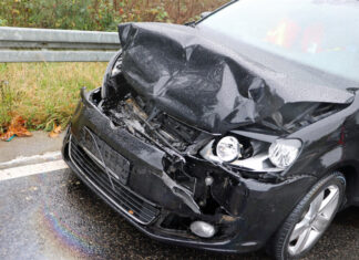 Der VW Touran wurde so schwer beschädigt, dass er nicht mehr fahrbereit war und abgeschleppt werden musste. Foto: Polizei