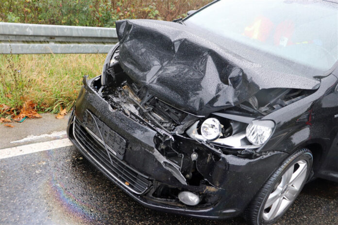 Der VW Touran wurde so schwer beschädigt, dass er nicht mehr fahrbereit war und abgeschleppt werden musste. Foto: Polizei