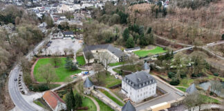 Luftbild einer deutschen Kleinstadt mit historischem Schloss.