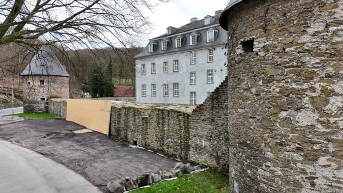 Altes Schloss mit Mauer in Deutschland.