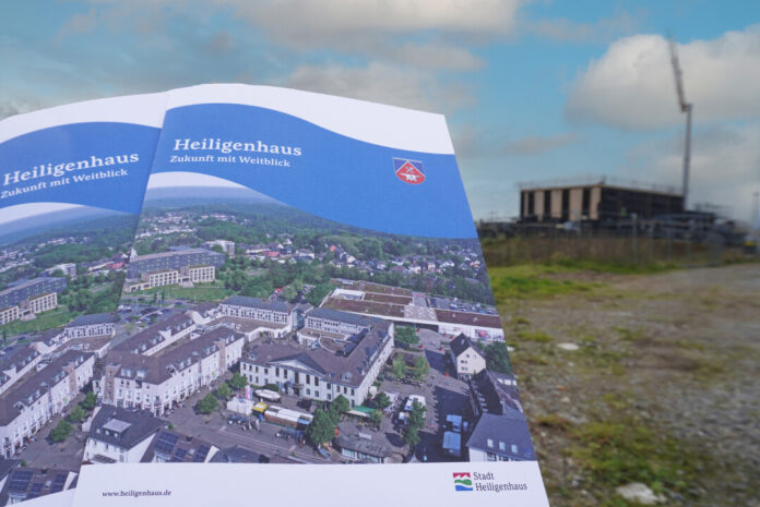 Der Titel der Broschüre, „Zukunft mit Weitblick“, soll die familienfreundliche Ausrichtung von Heiligenhaus widerspiegeln. Foto: Stadt Heiligenhaus