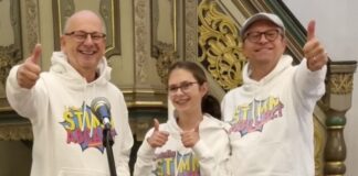 Beim Mitsingabend laden Lothar Meunier und Lutz Strenger das Publikum dazu ein, Lieder zu schmettern. Foto: Künstler