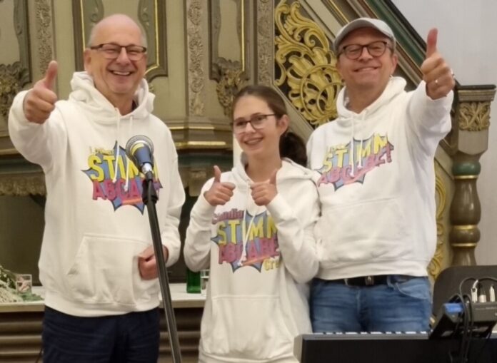 Beim Mitsingabend laden Lothar Meunier und Lutz Strenger das Publikum dazu ein, Lieder zu schmettern. Foto: Künstler