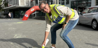Beamte der Kriminalprävention sprühen anlässlich der Aktionswoche gegen Taschendiebstahl Piktogramme in Fußgängerzonen auf und gibt Tipps gegen die Langfinger. Foto: Polizei