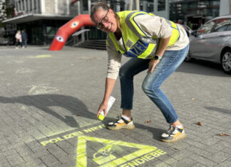Beamte der Kriminalprävention sprühen anlässlich der Aktionswoche gegen Taschendiebstahl Piktogramme in Fußgängerzonen auf und gibt Tipps gegen die Langfinger. Foto: Polizei