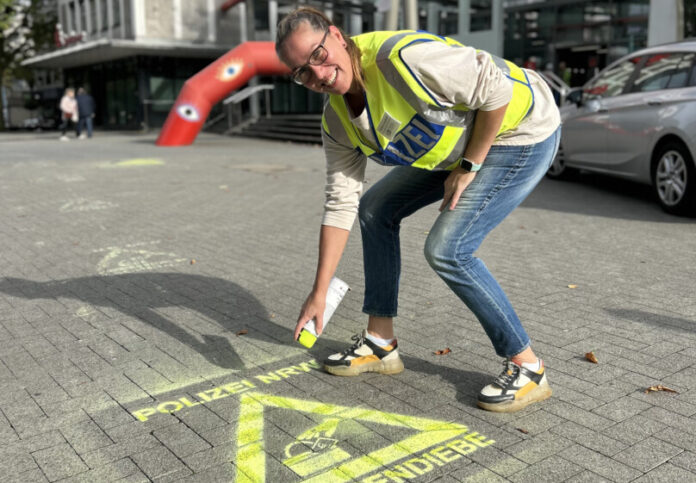 Beamte der Kriminalprävention sprühen anlässlich der Aktionswoche gegen Taschendiebstahl Piktogramme in Fußgängerzonen auf und gibt Tipps gegen die Langfinger. Foto: Polizei