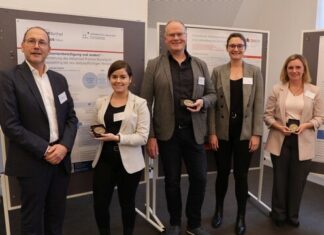 Die Preisträger der Theodor-Fliedner-Medaille haben die Auszeichnung in Kaiserswerth von Pflegedirektor Sebastian Dorgerloh überreicht bekommen. Foto: Kaiserswerther Diakonie