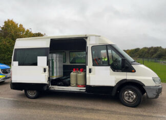 Der Verkehrsdienst kontrollierte einen maroden Transporter, der nahezu 30 Fahrzeugmängel aufwies. Foto: Polizei