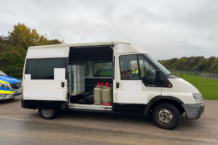Der Verkehrsdienst kontrollierte einen maroden Transporter, der nahezu 30 Fahrzeugmängel aufwies. Foto: Polizei