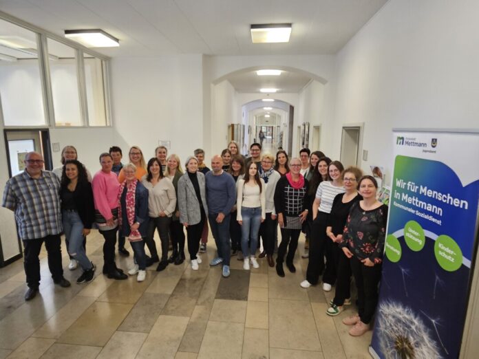 Die Gleichstellungsbeauftragten im Kreis Mettmann haben sich im Mettmanner Rathaus getroffenen. Mit dabei waren auch Mettmanns Beigeordneter und Sozialdezernent Marko Sucic (l.) und Jugendamtsleiter Stephan Paas (Mitte). Foto: Kreisstadt Mettmann