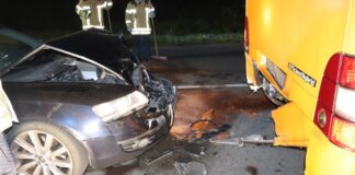 Das Auto prallte gegen das Heck des Busses. Foto: Polizei