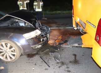 Das Auto prallte gegen das Heck des Busses. Foto: Polizei