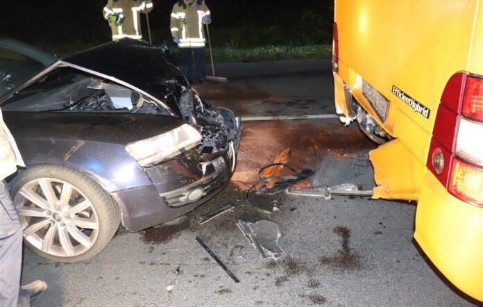 Das Auto prallte gegen das Heck des Busses. Foto: Polizei