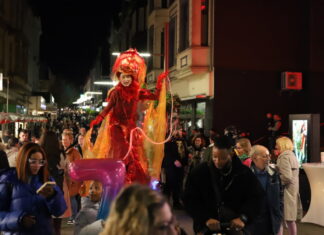 Die Einkaufsstraße war rappelvoll am Tag der Velberter Lichter. Foto: André Volkmann