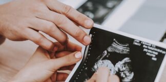 In dem Vortrag erhalten werdende Eltern Informationen über die Pränataldiagnostik. Foto: Helios