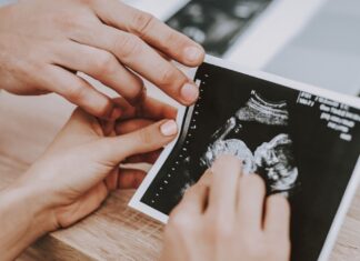 In dem Vortrag erhalten werdende Eltern Informationen über die Pränataldiagnostik. Foto: Helios