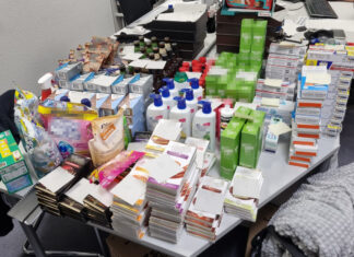In dem Tatfahrzeug fanden die Beamtinnen und Beamten eine Vielzahl an neuwertigen Kosmetika, Spirituosen, Lebensmitteln und Bekleidung. Foto: Polizei