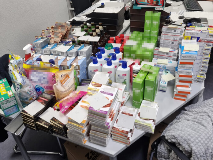 In dem Tatfahrzeug fanden die Beamtinnen und Beamten eine Vielzahl an neuwertigen Kosmetika, Spirituosen, Lebensmitteln und Bekleidung. Foto: Polizei