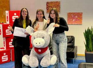 Adriane Schröder, Christina Biedebach und Sabrina Vößing von der Kreissparkasse Düsseldorf präsentieren den Hauptpreis des Mal- und Geschichtenwettbewerbs. Foto: Sparkasse